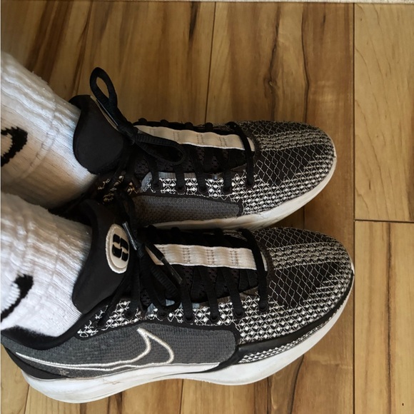 Nike Black and White Women's Sneakers - Picture 6 of 9